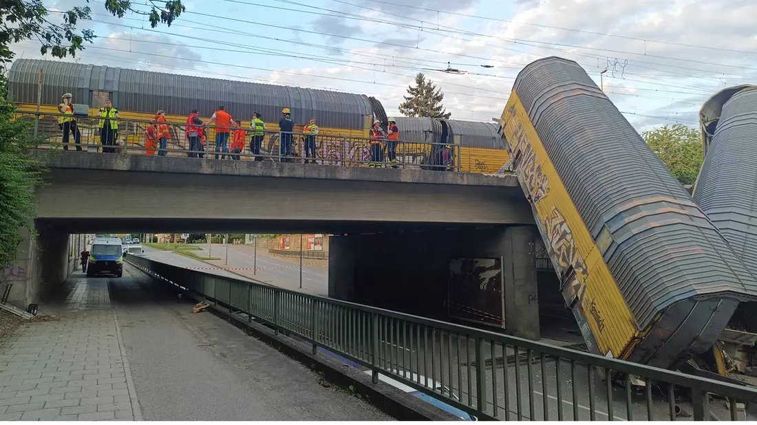 FW-M: Güterwaggons stürzen nach Kollision ab (Milbertshofen) - Bild: presseportal.de