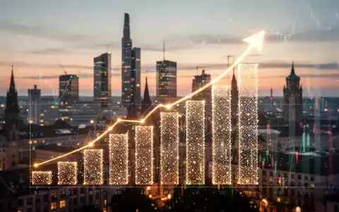 Eine stilisierte Grafik mit aufsteigenden Balken und leuchtenden Datenpunkten vor einem unscharfen Stadtbild bei Sonnenuntergang. - Foto: über boerse-global.de