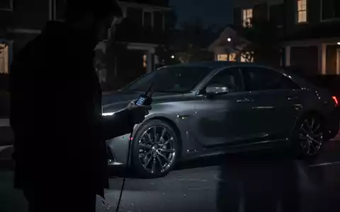 Eine schattenhafte Figur mit einem Signalrelaisgerät steht nachts neben einem Luxusauto. Die Szene betont die Anfälligkeit von Keyless-Go-Systemen. - Foto: über boerse-global.de