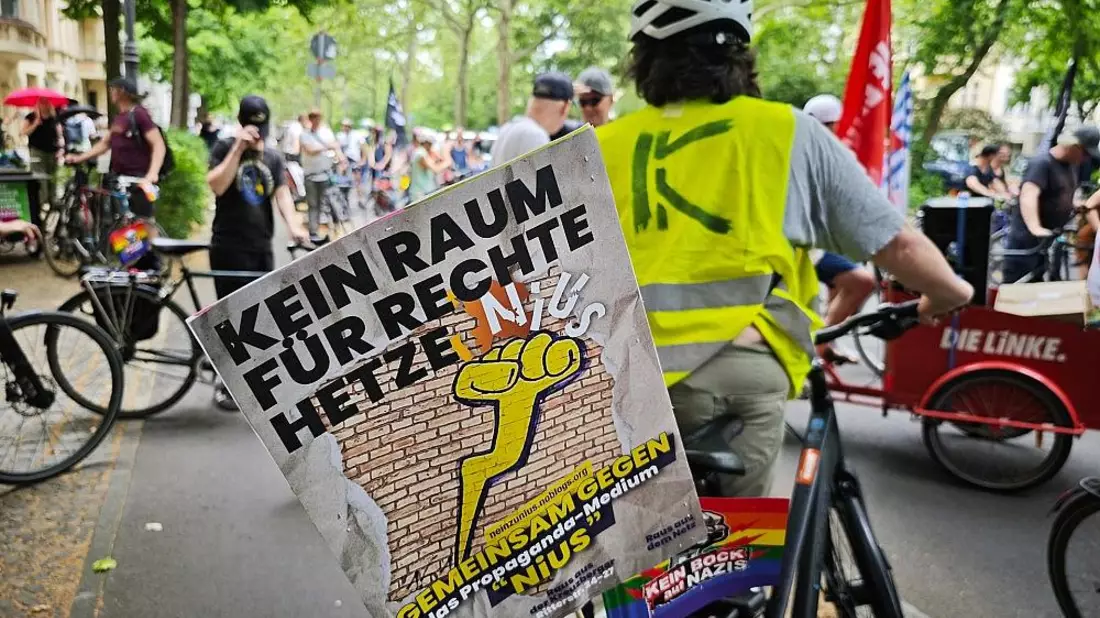 Rund 50 Teilnehmer bei Demo gegen Nius und Apollo