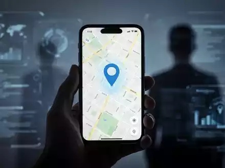 A hand holds a smartphone showing a map with a location pin, symbolizing device tracking and privacy features. - Foto: über boerse-global.de