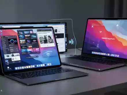 HONOR MagicPad 4 tablet next to a MacBook, showing an extended desktop connection. - Foto: über boerse-global.de