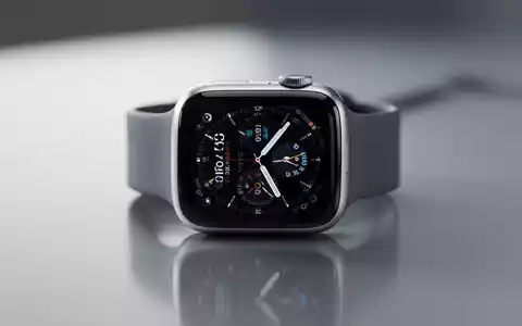 A close-up of an Apple Watch Series 11 on a sleek, reflective surface, highlighting its display and metallic finish. - Foto: über boerse-global.de