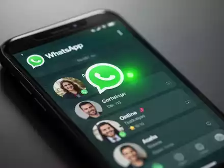 A smartphone screen showing the WhatsApp chat interface with a green dot indicating an active user, and backup icons. - Foto: über boerse-global.de