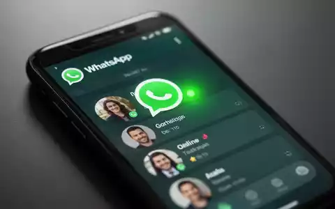A smartphone screen showing the WhatsApp chat interface with a green dot indicating an active user, and backup icons. - Foto: über boerse-global.de