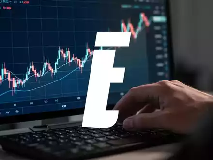Eine digitale Börsenkurve auf einem Bildschirm zeigt einen Aufwärtstrend, mit einer Hand im Vordergrund, die Erleichterung signalisiert. - Foto: über boerse-global.de
