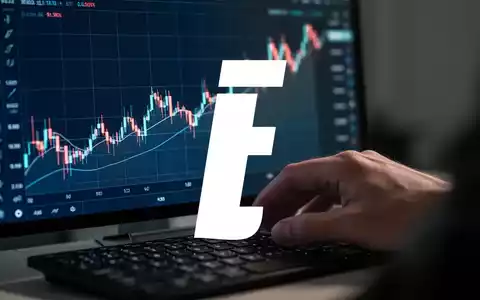 Eine digitale Börsenkurve auf einem Bildschirm zeigt einen Aufwärtstrend, mit einer Hand im Vordergrund, die Erleichterung signalisiert. - Foto: über boerse-global.de