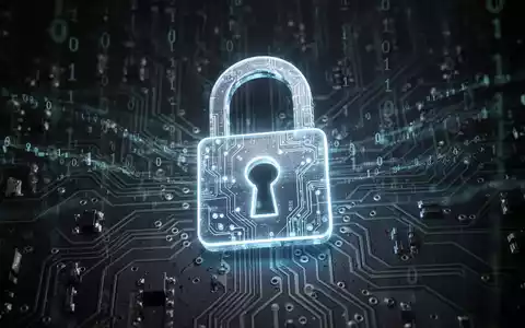 A stylized, glowing digital padlock overlaid on a circuit board, with subtle binary code flowing across the background. - Foto: über boerse-global.de