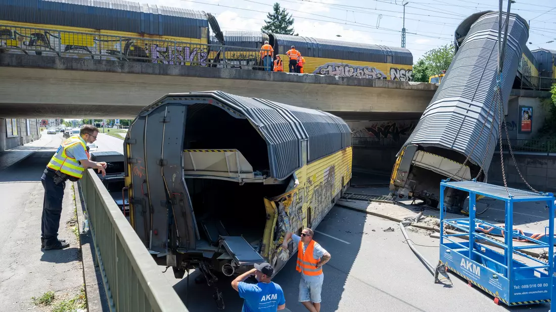 Einer der Waggons ist auf die Straße gestellt worden. - Bild: Stefan Puchner/dpa