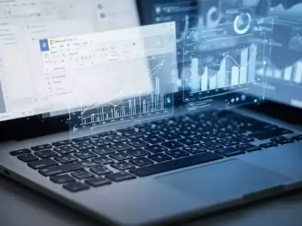 A close-up of a laptop keyboard with holographic projections of Microsoft Word templates and AI elements above it, symbolizing productivity. - Foto: über boerse-global.de