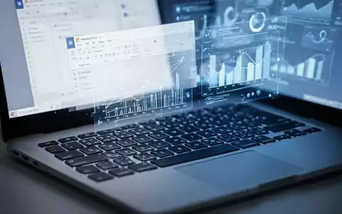 A close-up of a laptop keyboard with holographic projections of Microsoft Word templates and AI elements above it, symbolizing productivity. - Foto: über boerse-global.de