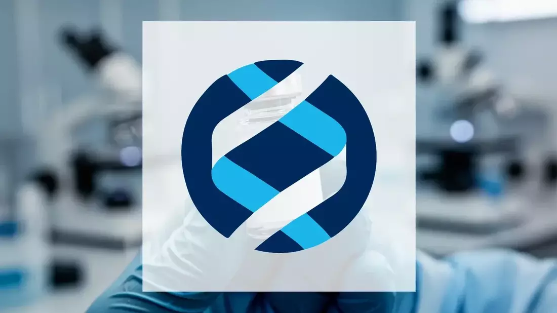 Outlook Therapeutics Faces Nasdaq Compliance and FDA Verdict on Lytenava