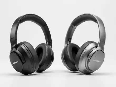 A pair of premium wireless over-ear headphones, one black and one white, displayed against a clean, minimalist background. - Foto: über boerse-global.de