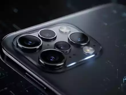 Close-up of a modern smartphone's camera system, highlighting multiple lenses and sensors in a professional, high-tech aesthetic. - Foto: über boerse-global.de