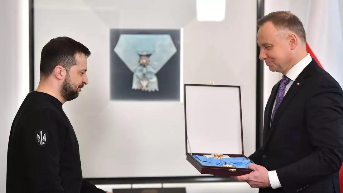 Der damalige Präsident Andrzej Duda hatten Selenskyj den Orden vor drei Jahren überreicht. (Archivbild) - Bild: Radek Pietruszka/PAP/dpa