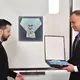 Der damalige Präsident Andrzej Duda hatten Selenskyj den Orden vor drei Jahren überreicht. (Archivbild) - Bild: Radek Pietruszka/PAP/dpa