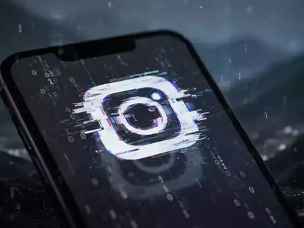 Ein Smartphone-Bildschirm zeigt ein verzerrtes, fehlerhaftes App-Symbol, das Betrug durch gefälschte OTT-Apps darstellt. - Foto: über boerse-global.de