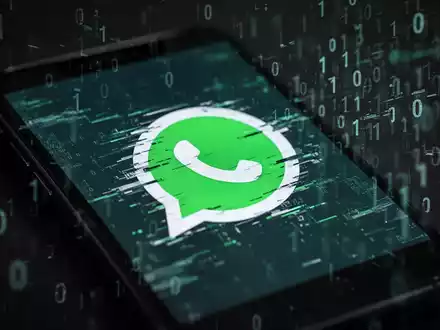 Nahaufnahme eines Smartphone-Bildschirms mit einem verzerrten WhatsApp-Logo und verschwommenem Binärcode im Hintergrund, der eine Hardware-Schwachstelle und einen Datenverstoß symbolisiert. - Foto: über boerse-global.de