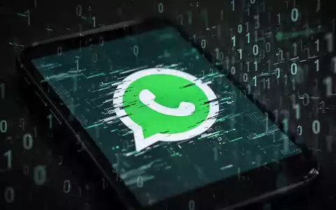 Nahaufnahme eines Smartphone-Bildschirms mit einem verzerrten WhatsApp-Logo und verschwommenem Binärcode im Hintergrund, der eine Hardware-Schwachstelle und einen Datenverstoß symbolisiert. - Foto: über boerse-global.de