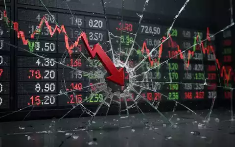 Ein roter Abwärtspfeil durchbohrt eine zersplitterte Börsenanzeige, die einen starken Kursverlust symbolisiert. - Foto: über boerse-global.de