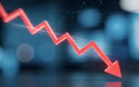 Abstürzender Aktienkurs auf einem stilisierten Diagramm mit blauen Technologie-Hintergrundfarben, der einen starken Rückgang darstellt. - Foto: über boerse-global.de