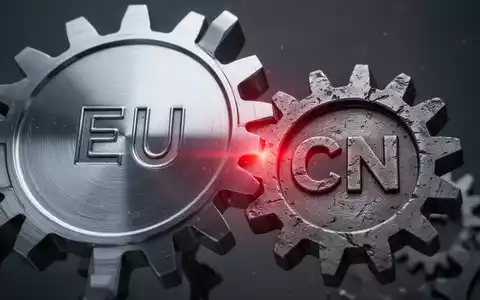 Zwei Zahnräder, eines mit 'EU' und das andere mit 'CN' beschriftet, greifen ineinander, mit einem roten Glühen am Kontaktpunkt. - Foto: über boerse-global.de