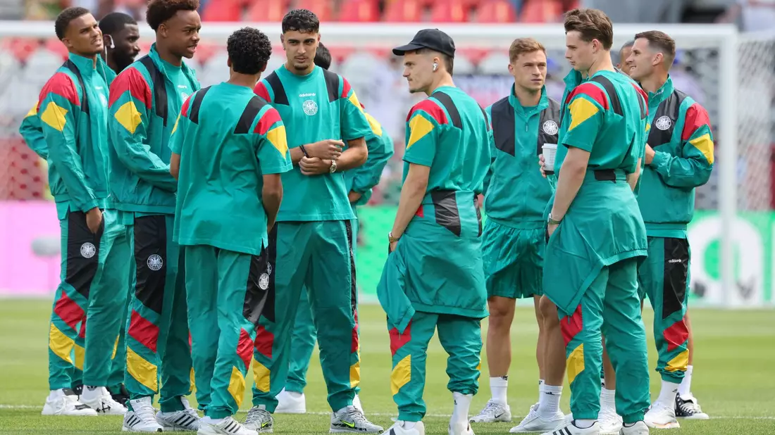 Die deutschen Spieler auf dem Stadionrasen nach der Ankunft.  - Bild: Jan Woitas/dpa