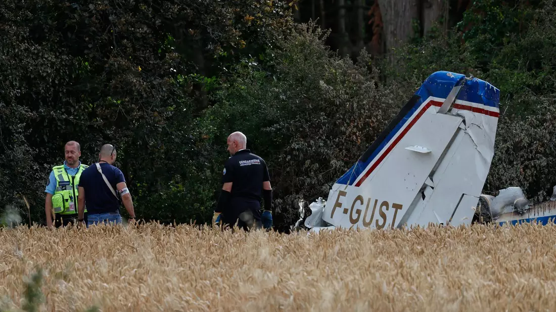 Forensiker untersuchen das Wrack einer Cessna 421 in der westfranzösischen Gemeinde La Baule. - Bild: Jeremia Gonzalez/AP/dpa