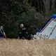 Forensiker untersuchen das Wrack einer Cessna 421 in der westfranzösischen Gemeinde La Baule. - Bild: Jeremia Gonzalez/AP/dpa