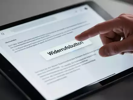 Eine Hand drückt einen deutlichen Widerrufsbutton auf einem Tablet-Bildschirm, der ein E-Commerce-Interface zeigt. - Foto: über boerse-global.de