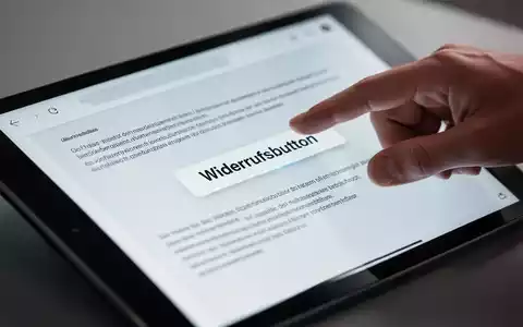 Eine Hand drückt einen deutlichen Widerrufsbutton auf einem Tablet-Bildschirm, der ein E-Commerce-Interface zeigt. - Foto: über boerse-global.de