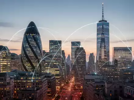 Abendliche Skyline von London und New York, verbunden durch leuchtende Linien, die eine Zweitnotierung symbolisieren. - Foto: über boerse-global.de