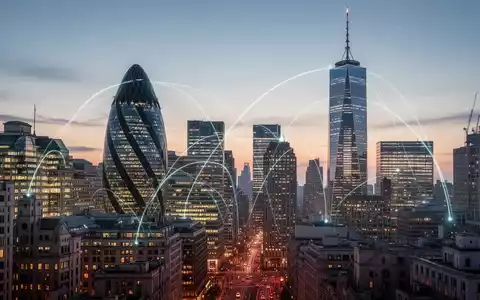 Abendliche Skyline von London und New York, verbunden durch leuchtende Linien, die eine Zweitnotierung symbolisieren. - Foto: über boerse-global.de