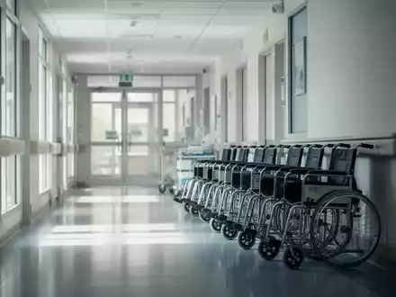 Ein heller, moderner Krankenhauskorridor mit leeren Rollstühlen, der medizinische Versorgung und wirtschaftliche Herausforderungen symbolisiert. - Foto: über boerse-global.de