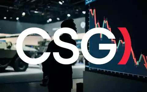 Ein silhouettierter Investor betrachtet einen digitalen Bildschirm mit einem stark fallenden Aktienkursdiagramm, das einen Verlust von 25 Prozent anzeigt. - Foto: über boerse-global.de