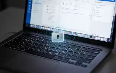 Close-up of a MacBook Pro keyboard with a Microsoft Office application on screen and a digital lock icon. - Foto: über boerse-global.de