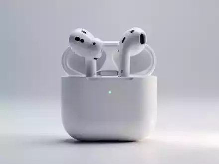 A close-up shot of white Apple AirPods (4th generation) earbuds and their open charging case on a minimalist background. - Foto: über boerse-global.de