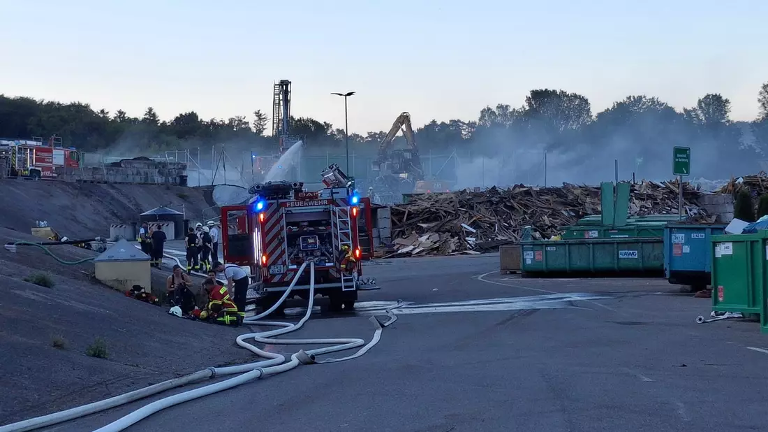 KFV-CW: Großbrand auf Entsorgungsanlage Simmozheim/ Restmüll steht in Flammen / Feuerwehr verhindert Brandausdehnung - Bild: presseportal.de