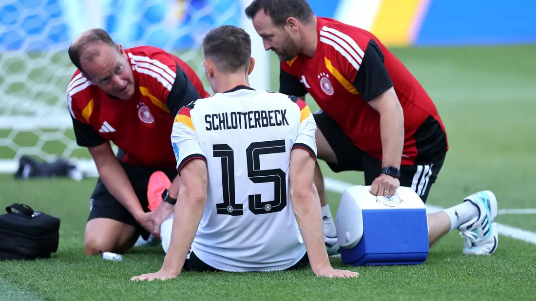 Wie schwer ist Nico Schlotterbeck (m) verletzt? - Bild: Jan Woitas/dpa