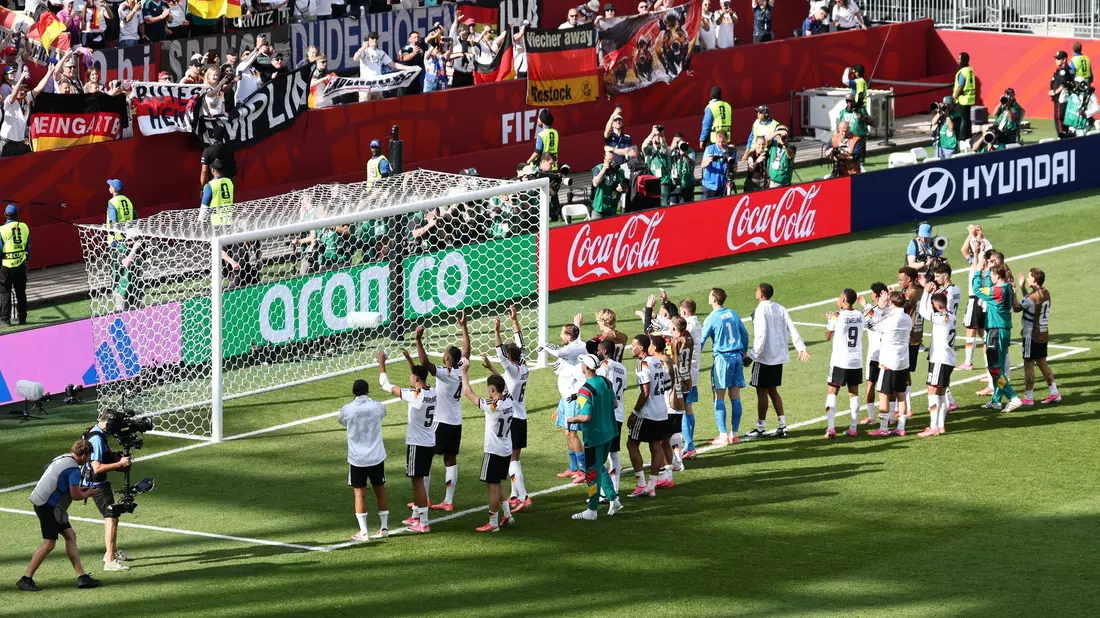 Die deutsche Mannschaft lässt sich feiern. - Bild: Christian Charisius/dpa