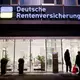 Die gesetzliche Rente soll die zentrale Säule der Alterssicherung bleiben, hier ein Gebäude der Rentenversicherung. (Archivfoto) - Bild: Julian Stratenschulte/dpa/dpa-tmn