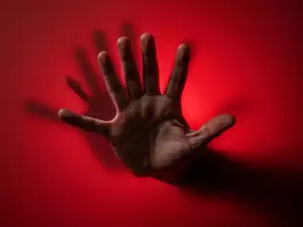 Eine Hand, die eine unsichtbare Grenze fest zurückweist, symbolisiert das Setzen persönlicher und beruflicher Grenzen. - Foto: über boerse-global.de