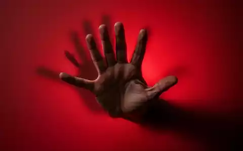 Eine Hand, die eine unsichtbare Grenze fest zurückweist, symbolisiert das Setzen persönlicher und beruflicher Grenzen. - Foto: über boerse-global.de