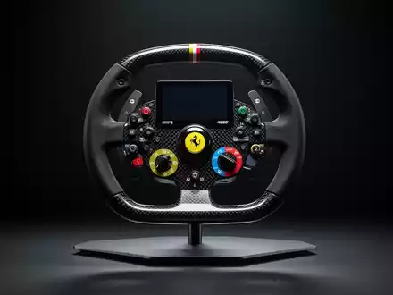 Nahaufnahme eines Thrustmaster Ferrari 499P Sim-Racing-Lenkrads auf einem Ständer, das die detaillierten Bedienelemente und den Bildschirm zeigt. - Foto: über boerse-global.de
