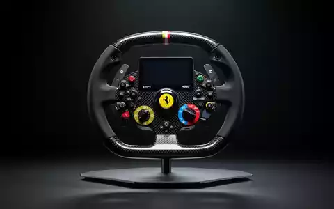 Nahaufnahme eines Thrustmaster Ferrari 499P Sim-Racing-Lenkrads auf einem Ständer, das die detaillierten Bedienelemente und den Bildschirm zeigt. - Foto: über boerse-global.de