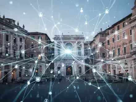 Abstrakte Darstellung von Netzwerkverbindungen und Datenfluss mit subtilen Hinweisen auf italienische Architektur im Hintergrund. - Foto: über boerse-global.de