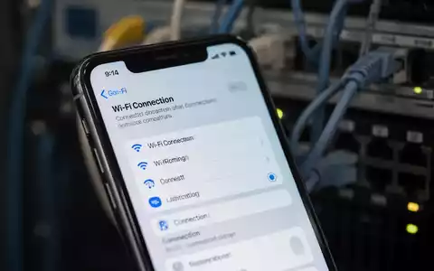 Close-up of an iPhone screen showing Wi-Fi calling settings, with a blurred technical background. - Foto: über boerse-global.de