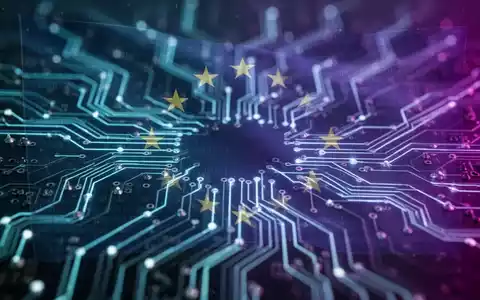 Close-up of a glowing, futuristic circuit board with digital code overlay, symbolizing AI regulation and compliance. - Foto: über boerse-global.de