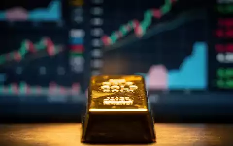 Ein Nahaufnahme-Bild eines glänzenden Goldbarrens mit verschwommenen Finanzdiagrammen im Hintergrund, die Cashflow-Indikatoren zeigen. - Foto: über boerse-global.de