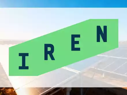 Eine weitläufige Solaranlage in Spanien mit Reihen von Photovoltaikmodulen unter blauem Himmel. - Foto: über boerse-global.de